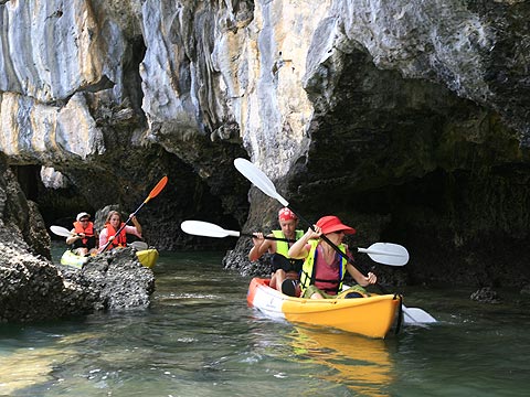 洞窟を抜けて／アントン国立海洋公園 カヤッキング ツアー