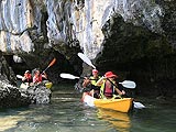 洞窟を抜けて／アントン国立海洋公園 カヤッキング ツアー／海のツアー／現地発オプショナルツアー／サムイ島