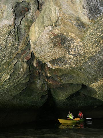 洞窟の奥へ／アントン国立海洋公園 カヤッキング ツアー